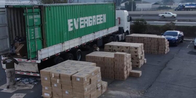 Detenida banda que transportaba cigarrillos de contrabando a la región Metropolitana: Utilizaban teléfonos satelitales para su coordinación.