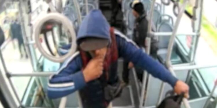 Prisión preventiva para hombre que amenazaba y robaba en el transporte público de San Ramón.