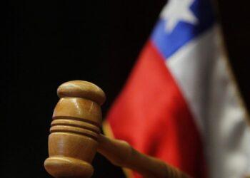 Dos exfuncionarios de la PDI son condenados por tergiversar intencionalmente la verdad en un informe policial en Aysén.