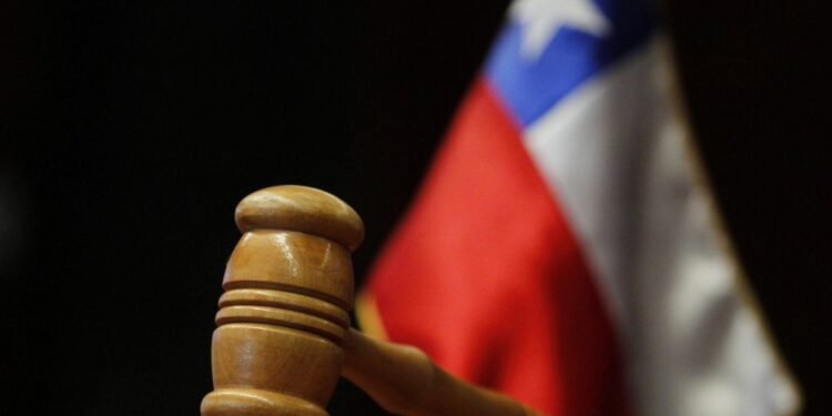 Dos exfuncionarios de la PDI son condenados por tergiversar intencionalmente la verdad en un informe policial en Aysén.