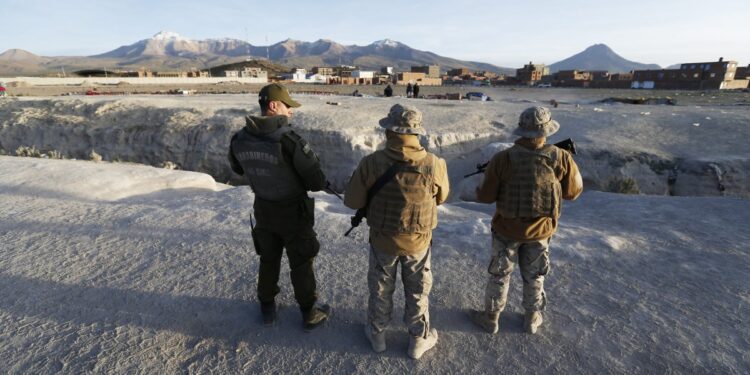 Dictan prisión preventiva a cinco policías bolivianos arrestados con drogas y armamento en la zona del Hito Cajón.