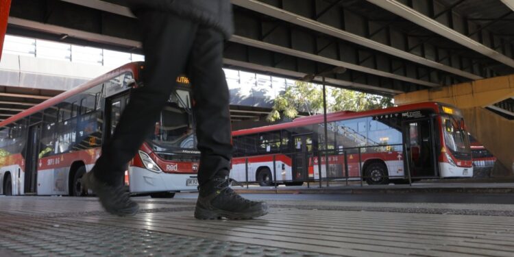 El paro de los conductores de RBU Santiago impacta 50 recorridos del sistema RED.