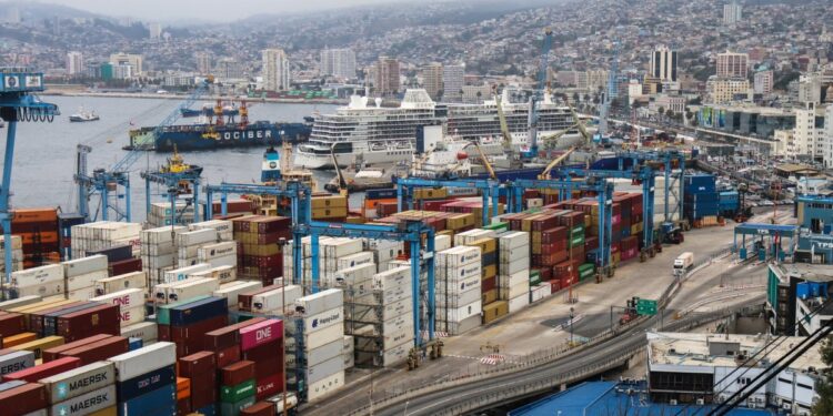 Se presenta un proyecto de ley que crea un Royalty Portuario para compensar a las ciudades y regiones con terminales marítimos.