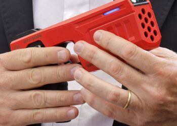 Gobernador Orrego apoya la utilización de pistolas Taser en Carabineros y solicita su ampliación en el uso.