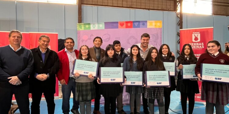 162 alumnos de Yerbas Buenas obtienen las Becas TIC 2025 de JUNAEB.