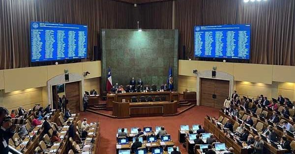 Diputados apoyan proyecto que termina con el CAE y da paso al FES.
