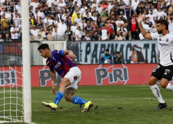 Universidad Católica propinó un duro golpe a Colo Colo y dejó a Jorge Almirón en una posición comprometida.