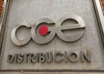 Usuarios del Maule se manifiestan contra CGE por cobros excesivos: la empresa responde con un comunicado.