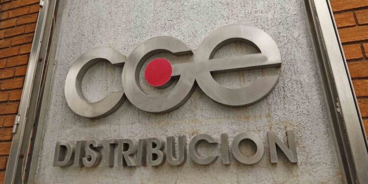 Usuarios del Maule se manifiestan contra CGE por cobros excesivos: la empresa responde con un comunicado.