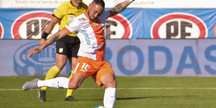 Cobresal aprovechó su localía y agudizó la crisis de Unión La Calera.