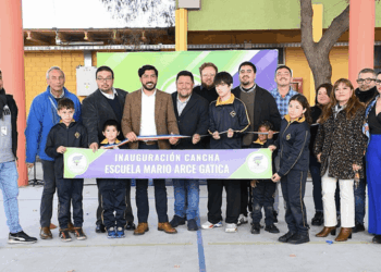 Municipalidad mejora la multicancha de la escuela