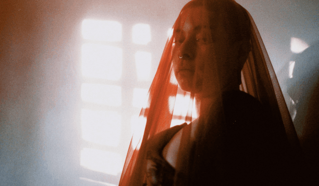 «Aguas Negras» de Josefina Espejo y los Mirrors