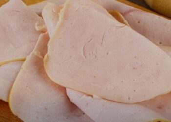 SERNAC notifica a importantes empresas en Chile tras dudas sobre el etiquetado de productos “pechuga de pavo”.