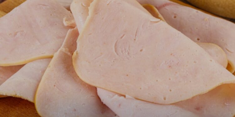 SERNAC notifica a importantes empresas en Chile tras dudas sobre el etiquetado de productos “pechuga de pavo”.