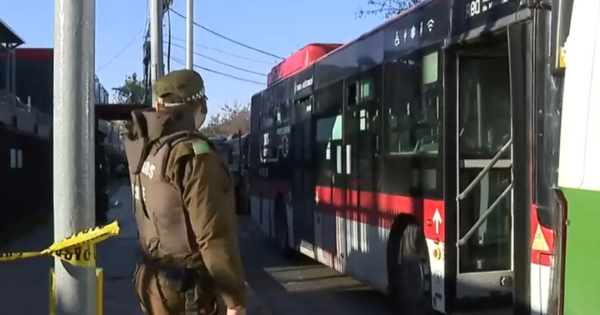 Hombre es asesinado dentro de un bus del sistema RED en Santiago.