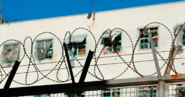 Tres presos se fugaron de la cárcel de Valparaíso: uno sería el que mató a un carabinero.