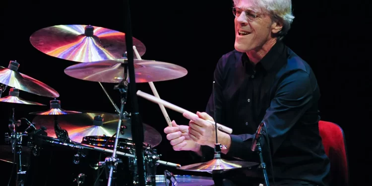 Stewart Copeland, el baterista de The Police, llega a Chile.
