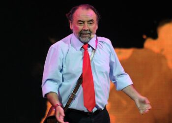 Dolor y valentía: Don Carter se presenta en el escenario tras la pérdida de su esposa.