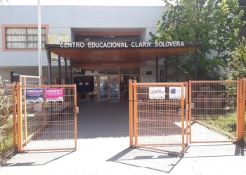 Exalumnos se enfrentan a balazos afuera del Centro Educacional Clara Solovera en San Bernardo.