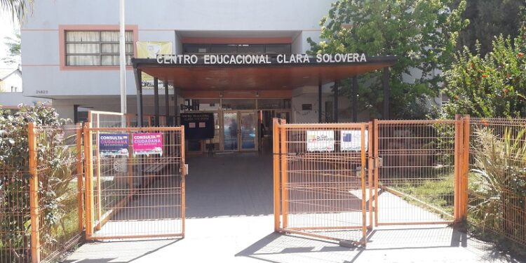 Exalumnos se enfrentan a balazos afuera del Centro Educacional Clara Solovera en San Bernardo.