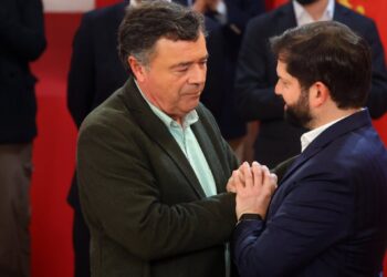 El exministro Valenzuela sostiene que su renuncia fue una represalia del Presidente Boric.