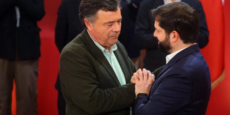 El exministro Valenzuela sostiene que su renuncia fue una represalia del Presidente Boric.