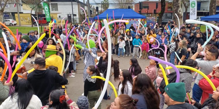 Niños y familias disfrutaron de actividades recreativas gratuitas en Curicó por el Día de la Niñez.