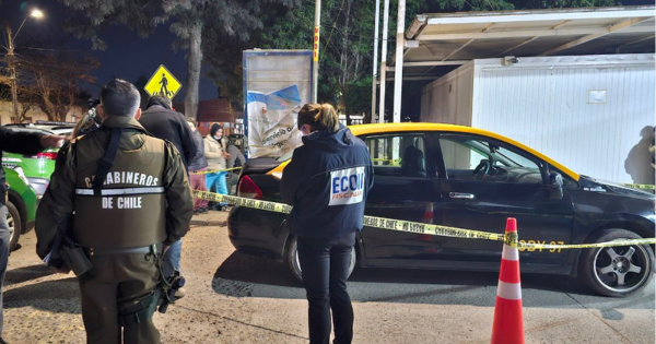 Menor de 15 años es asesinado en un taxi en Melipilla: chofer quedó con heridas graves.