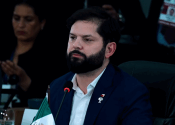 La dura crítica de Bloomberg: de promesas que no se cumplieron a “fracasos” en el manejo de Boric.