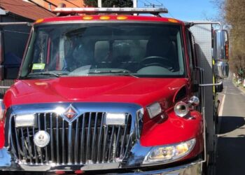 Motociclista sufre lesiones graves en colisión con auto en Los Ángeles.