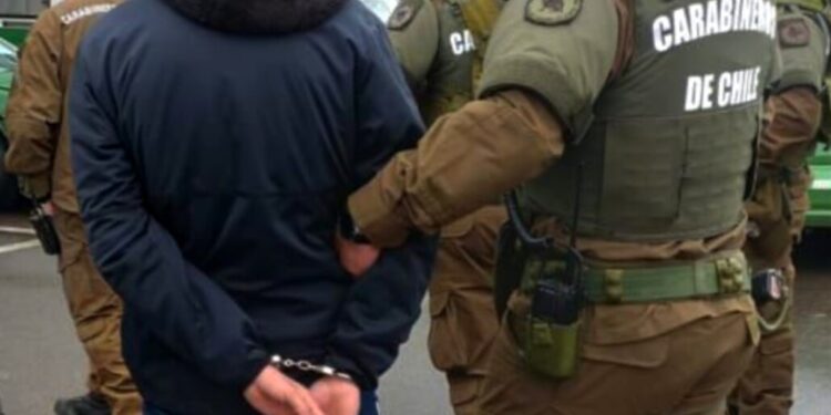 Detienen a hombre en Santa Bárbara por agredir y morder a carabinero durante una fiscalización.