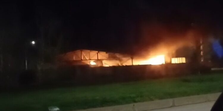 Incendio impacta una bodega desocupada de la empresa Essbio en Los Ángeles.