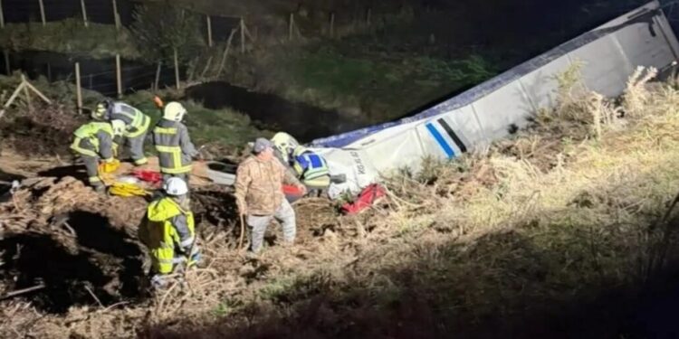 Camionero fallece tras volcamiento en la Ruta 5 Sur: la cabina quedó aplastada por la carga.