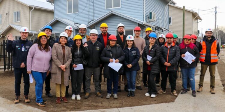Progreso en el proyecto habitacional de Negrete: Casi 150 familias visitan la vivienda piloto.