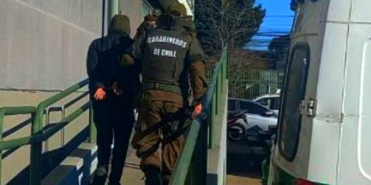 Fiscalización en pleno centro de Los Ángeles culmina con detenidos: se confiscan droga y armamento.