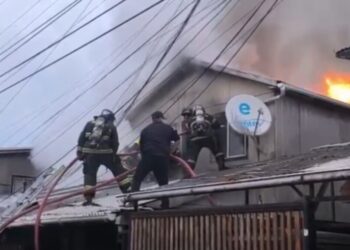 Alerta de incendio activa la respuesta de bomberos en Los Ángeles.