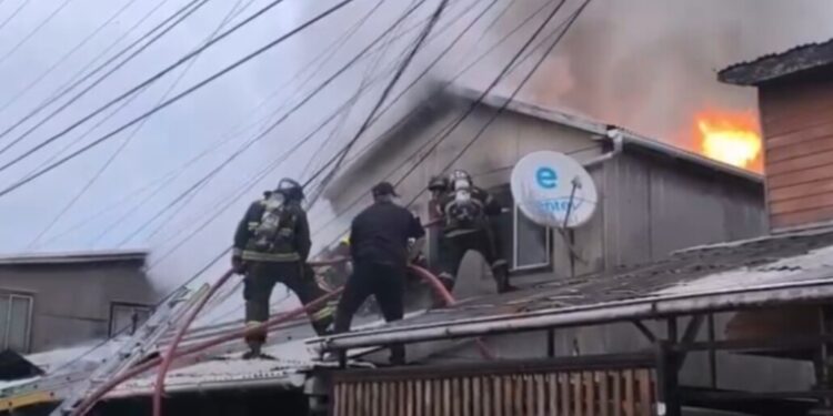 Alerta de incendio activa la respuesta de bomberos en Los Ángeles.