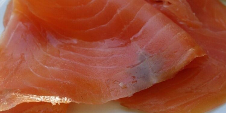 MINSAL lanza alerta tras hallar listeria en salmón ahumado de reconocida marca en el Biobío.