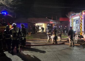 Incendio impactó una casa y una bodega a pocas cuadras del centro de Los Ángeles.