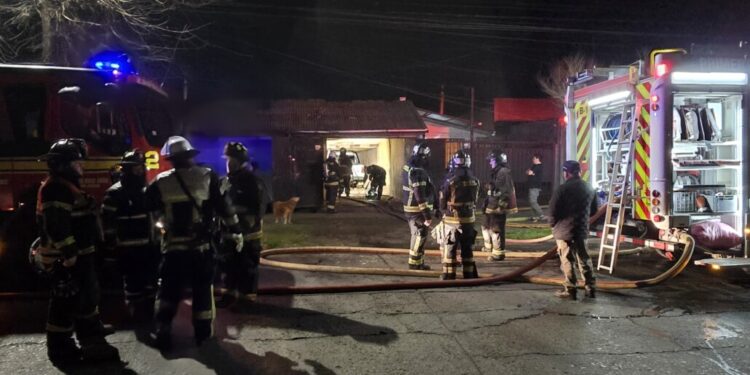Incendio impactó una casa y una bodega a pocas cuadras del centro de Los Ángeles.
