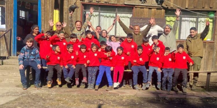 Niños del sector rural de Alto Biobío festejaron su día y recibieron regalos de Carabineros.