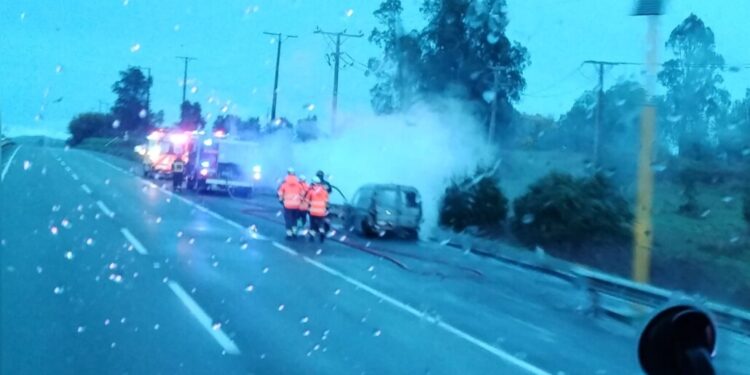 Vehículo quedó totalmente destruido tras un incendio en la Ruta 5 Sur, cerca de Los Ángeles.