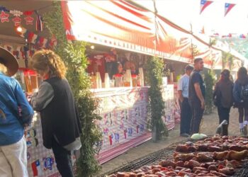 Implementan horario limitado para fondas en Los Ángeles y la Provincia del Biobío por motivos de seguridad.