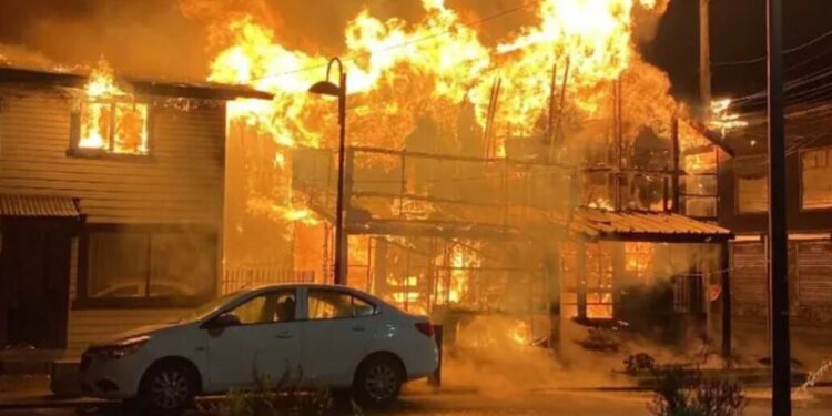 Incendio en vivienda y dos comercios causa la muerte de un adulto mayor en Futrono.