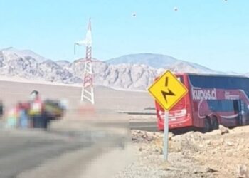 Trágico choque entre un bus y una camioneta en Atacama deja dos muertos y varios heridos.