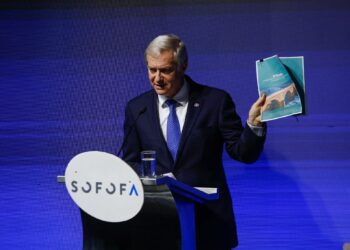 Nueva encuesta de Cadem revela que Kast lidera sobre Jara en las primeras y segundas vueltas.