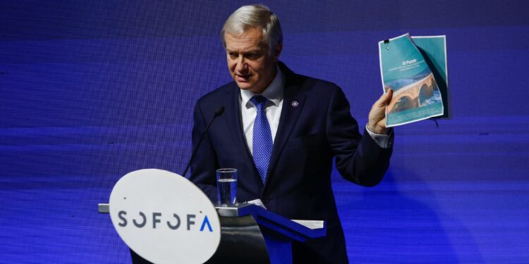 Nueva encuesta de Cadem revela que Kast lidera sobre Jara en las primeras y segundas vueltas.