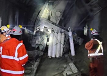Cinco mineros permanecen desaparecidos tras el sismo en la mina El Teniente: un trabajador ha perdido la vida.
