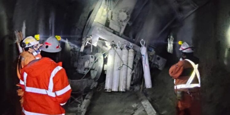 Cinco mineros permanecen desaparecidos tras el sismo en la mina El Teniente: un trabajador ha perdido la vida.