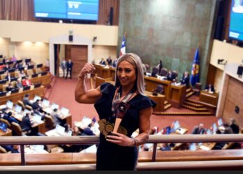 Nicole ‘Luli’ Moreno es homenajeada en el Congreso por sus éxitos internacionales en fisicoculturismo.